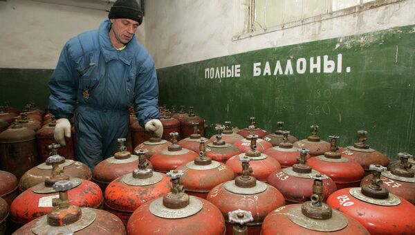 Украинский рабочий у баллонов с газом. Архивное фото.
