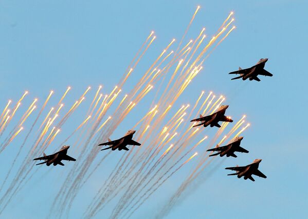 Самолеты МиГ-29 белорусских ВВС принимают участие в военном параде в Минске