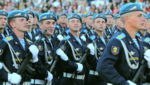 Российские десантники принимают участие в военном параде в Минске