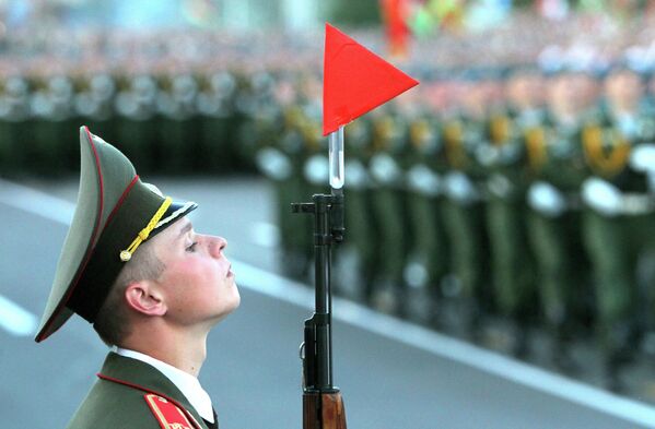 Участник военного парада в Минске в честь Дня Независимости Белоруссии