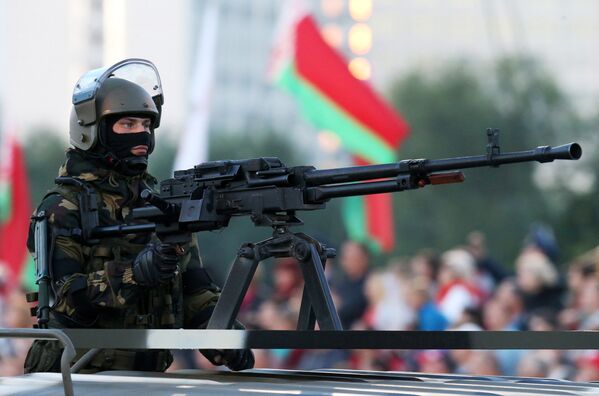 Военнослужащий принимает участие в военном параде в Минске