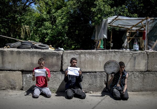 Мародеры, пойманные народным ополчением Луганска, на одном из блокпостов в Луганской области. 2014 год