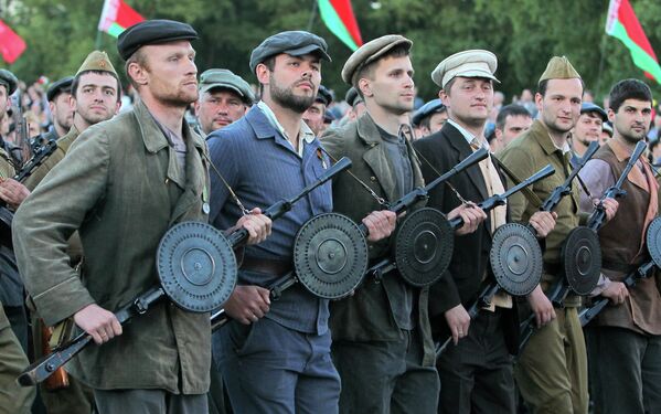 Белорусские военнослужащие в форме партизан времен Великой Отечественной войны на параде в Минске