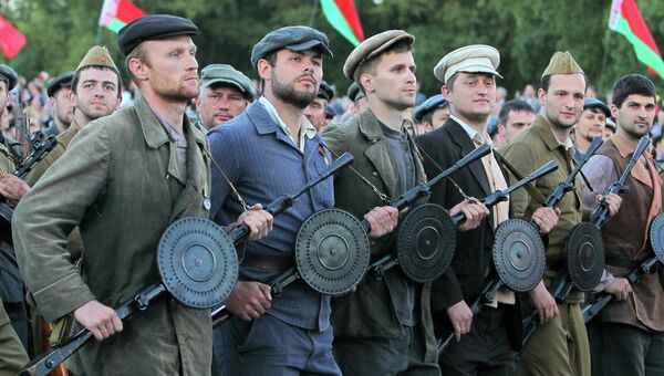 Белорусские военнослужащие в форме партизан времен Великой Отечественной войны, архивное фото
