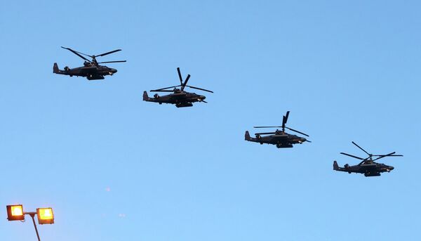 Российские ударные вертолеты Ка-52 Аллигатор на военном параде в Минске