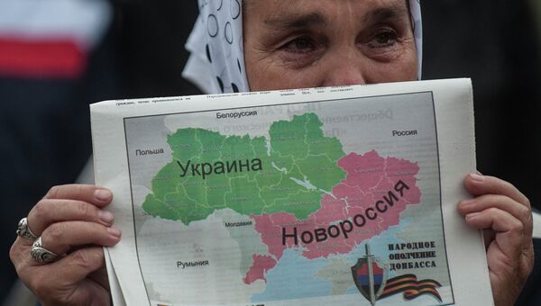 Жительница Донецкой области с нанесенной на карту Новороссией