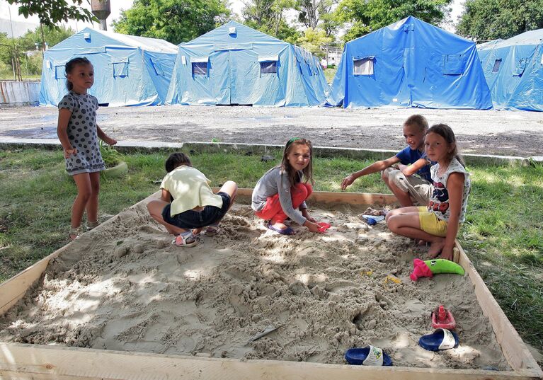 Дети из семей беженцев в лагере МЧС в Симферополе