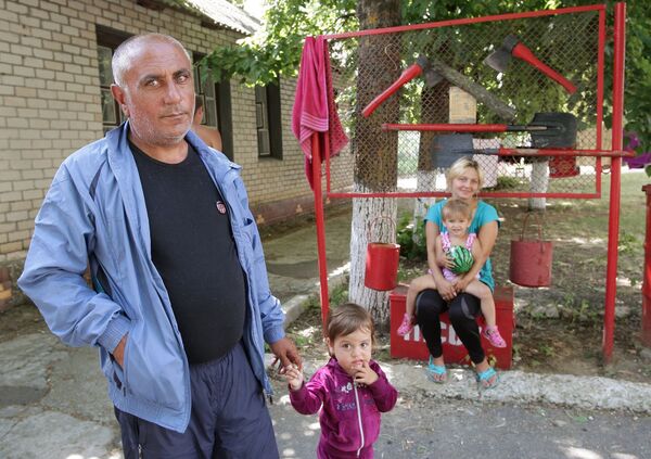 Семья беженцев в лагере МЧС в Симферополе