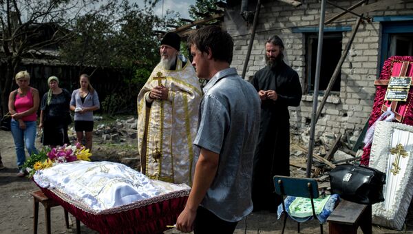 Похороны погибших во время обстрела украинскими военными жителей станицы Луганская Владимира Ермилова и его сына Вани