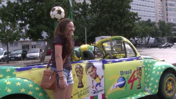 Болельщики ЧМ-2014 разъезжают по Рио-де-Жанейро на разрисованных авто