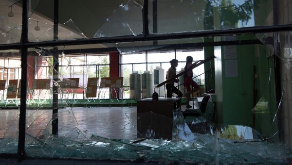 Разбитое окно в школе, пострадавшей от артиллерийского обстрела Краматорска. Архивное фото