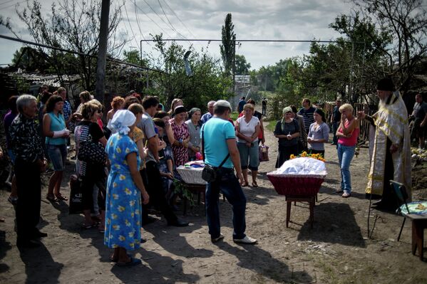 Похороны погибших во время обстрела украинскими военными жителей станицы Луганская