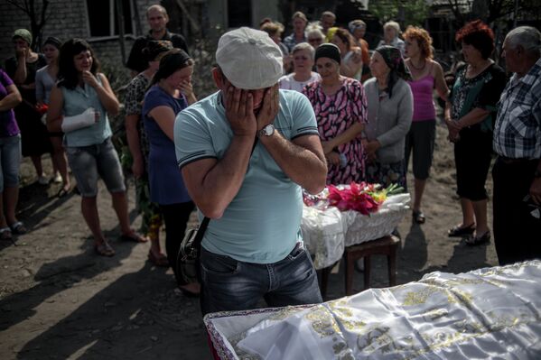Похороны погибших во время обстрела украинскими военными жителей станицы Луганская