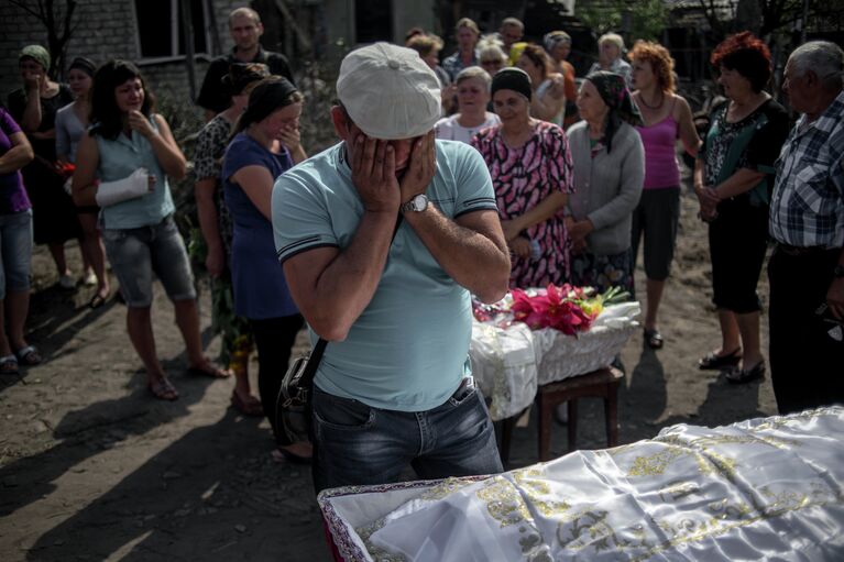 Похороны погибших во время обстрела украинскими военными жителей станицы Луганская