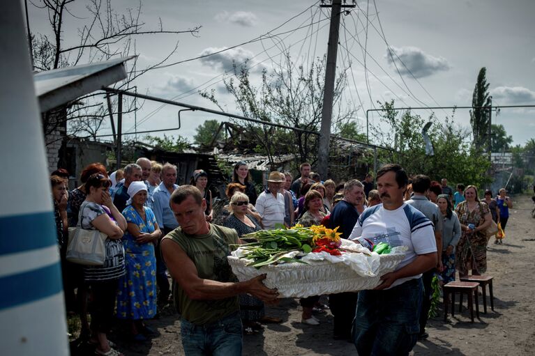 Похороны погибших во время обстрела украинскими военными жителей станицы Луганская