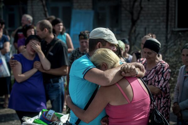 Родные и близкие во время похорон погибших в станице Луганская