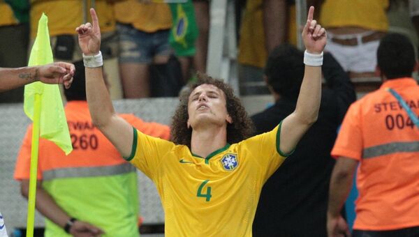 Игрок сборной Бразилии Давид Луис в матче 1/4 финала чемпионата мира по футболу 2014 Бразилия - Колумбия