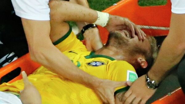 Бразильский форвард Неймар, получивший травму в матче 1/4 финала ЧМ