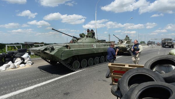 Военная техника ополченцев при въезде в Донецк