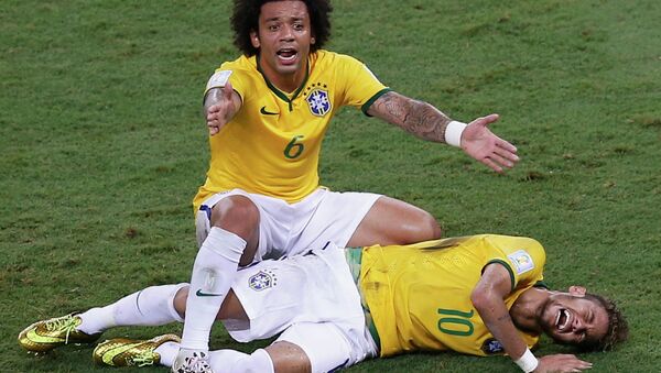 Нападающий сборной Бразилии по футболу Неймар, получивший травму в четвертьфинале чемпионата мира. Архивное фото