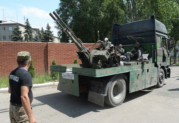 Военная техника ополченцев, прорвавшихся из Славянска, на одной из улиц Донецка