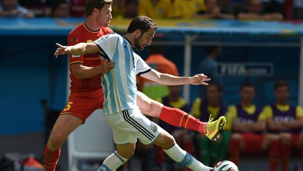 Аргентинец Гонсало Игуаин, автор гола в ворота сборной Бельгии, борется за мяч с Яном Вертонгеном