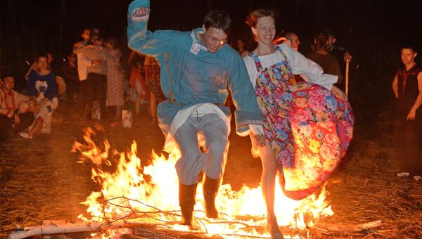 Празднование Ивана Купала в Челябинской области, обряд очищения - прыжки через горящий костер