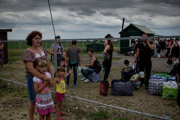 Беженцы на пограничном пункте пропуска Северный в Луганской области