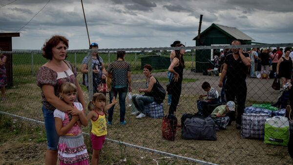 Беженцы на пограничном пункте пропуска в Луганской области. Архивное фото