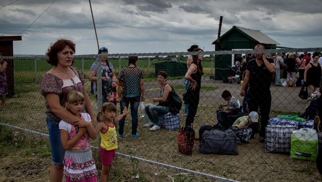 Беженцы на пограничном пункте пропуска Северный в Луганской области