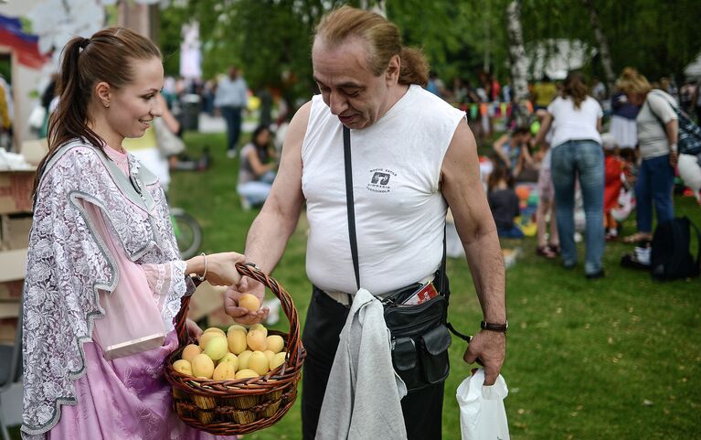 Многонациональный праздник культуры и искусства Абрикос в парке Музеон в Москве