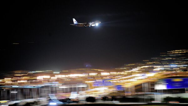 Самолет во время посадки в аэропорту Барселоны