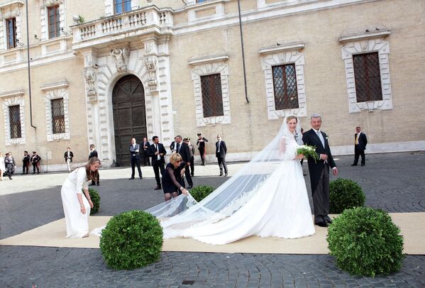 Итальянская журналистка Элизабетте Марии Росбох на церемонии бракосочетания вместе со своим отцом Эттере