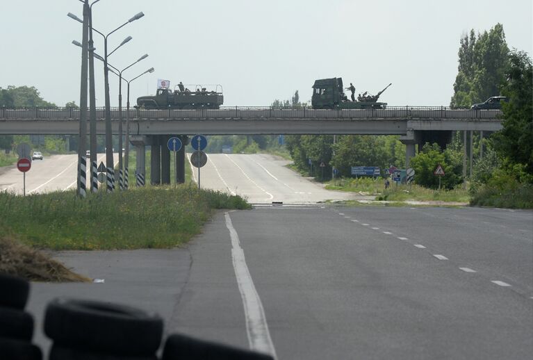 Колонна бронетехники ополченцев вошла в Донецк