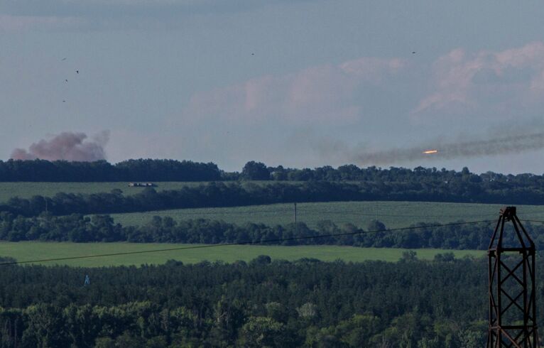 Украинские военные ведут огонь из установки залпового огня Град по поселку Николаевка