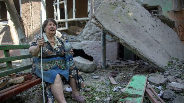 Жительница разрушенного дома в Славянске