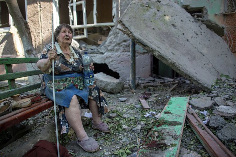 Жительница разрушенного дома в Славянске