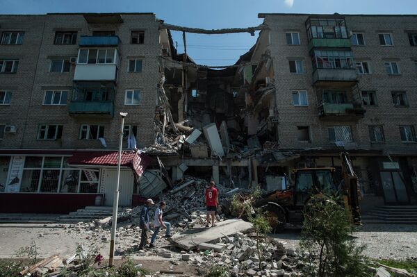 Разрушенный в результате артиллерийского обстрела дом в поселке Николаевка