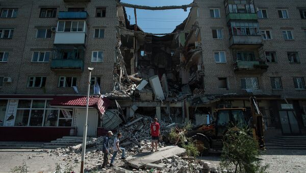 Разрушенный в результате артиллерийского обстрела дом в поселке Николаевка