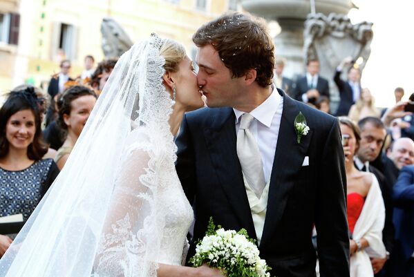 Бельгийский принц Амадео целует свою невесту журналистку Элизабетте Марии Росбох фон Волкенштайн во время браксочетания