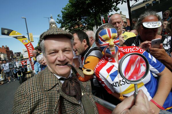 Болельщик в костюме Шерлока Холмса во время велогонки Тур де Франс в Лидсе