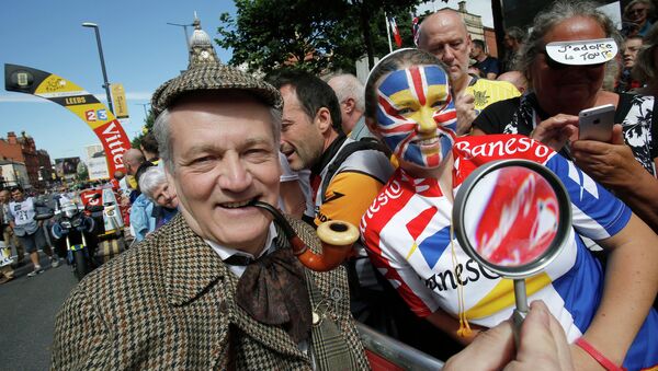 Болельщик в костюме Шерлока Холмса во время велогонки Тур де Франс в Лидсе