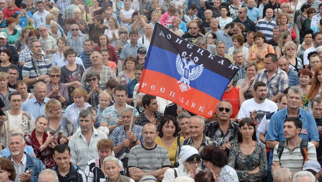 Жители города на митинге в поддержку Донецкой народной республики (ДНР) на площади Ленина в Донецке