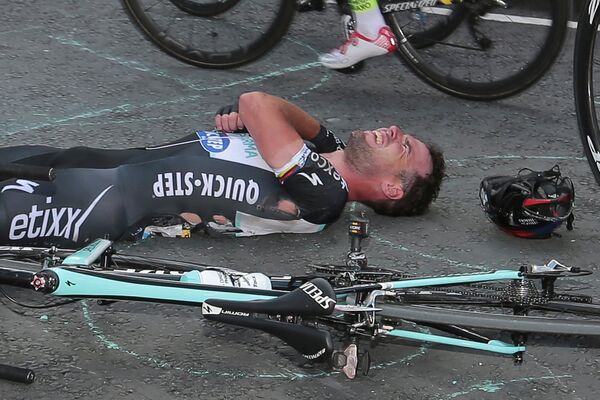 Британский велогонщик Марк Кавендиш после падения на первом этапе гонки Тур де Франс
