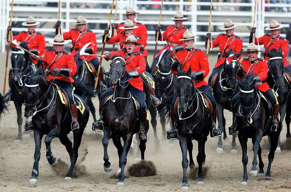 Члены Королевской канадской конной полиции выступают во время ежегодного ковбойского родео-фестиваля Калгарийский Стампид