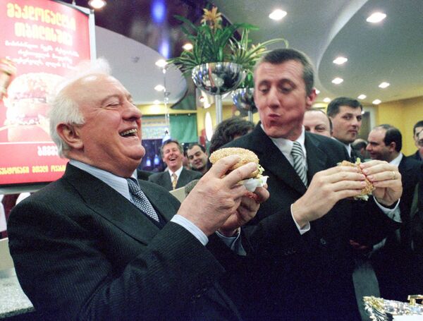 Президент Грузии Эдуард Шеварднадзе на открытии ресторана быстрого питания Макдональдс в Тбилиси