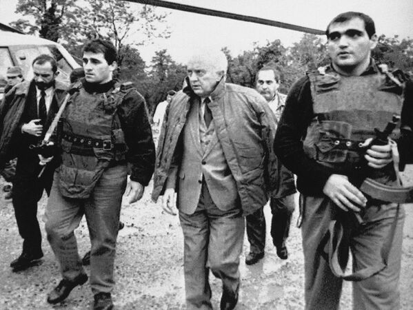 Президент Грузии Эдуард Шеварднадзе в окружении охранников