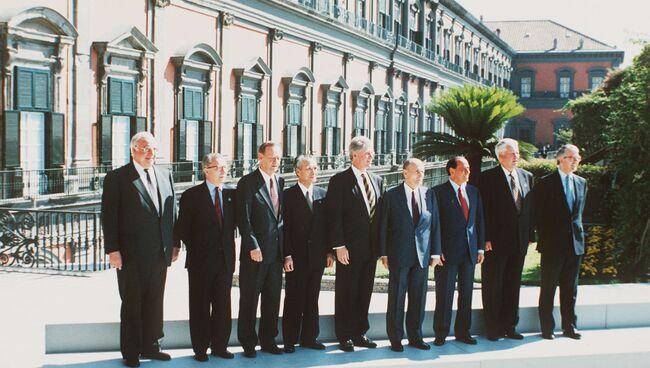 Саммит G7 в Неаполе. 10 июля 1994 года. Слева право: Германский канцлер Гельмут Коль, Шеф ЕС Жак Делор, Канадский премьер Жан Кретьен, Японскиий премьер-министр Томиичи Мураяма, Президент США Билл Клинтон, Президент Фанции Франсуа Миттеран, Италяьнский премьер Сильвио Берлускони, Президент России Борис Ельцин и Бринтанский премьер Джон Мейджор