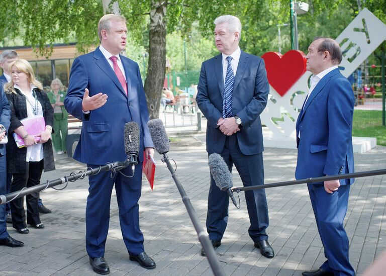 Посещение парка культуры и отдыха Кузьминки. Министр Правительства Москвы, руководитель Департамента культуры города Москвы Сергей Капков, Мэр Москвы Сергей Собянин, заместитель Мэра Москвы по вопросам жилищно-коммунального хозяйства и благоустройства Петр Бирюков