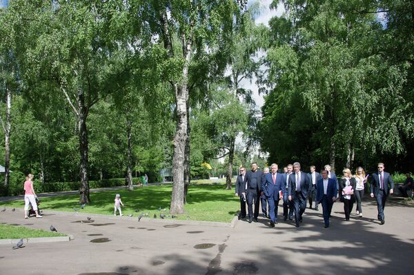 Посещение парка культуры и отдыха Кузьминки. Мэр Москвы Сергей Собянин (в центре)